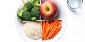 INFOGRAPHIC – NHỮNG NGỘ NHẬN VỀ DINH DƯỠNG TRẺ EM